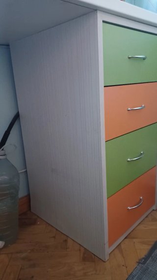 Cajonera de madera con cajones de colores