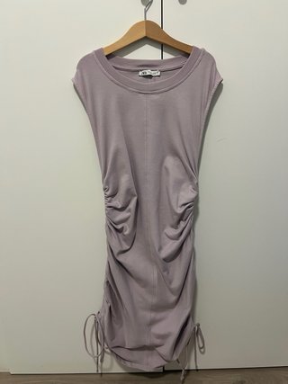 Vestido lila ajustado con fruncidos y cordones