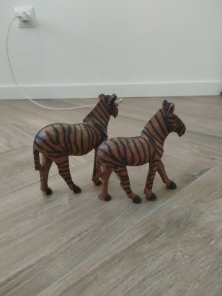Dos cebras de madera decorativas