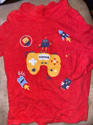 Camiseta con cuello, roja con dibujos