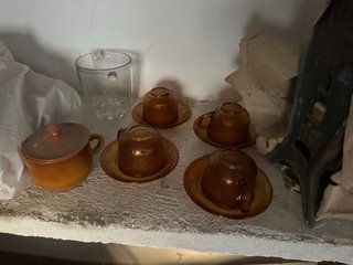 Juego de 4 tazas y platillos ámbar