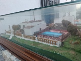 Maqueta casa piscina jardín hecha a mano