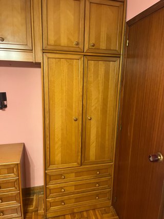 Dormitorio 2 camas con armario y estanterías
