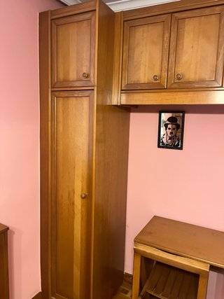 Dormitorio 2 camas con armario y estanterías