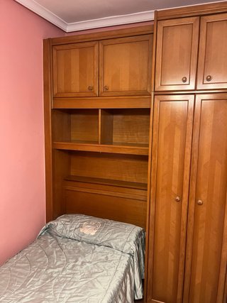 Dormitorio 2 camas con armario y estanterías
