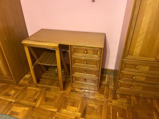 Dormitorio 2 camas con armario y estanterías