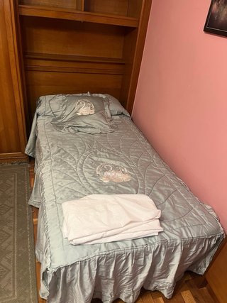 Dormitorio 2 camas con armario y estanterías
