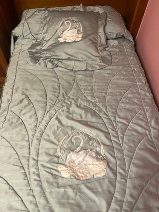 Dormitorio 2 camas con armario y estanterías
