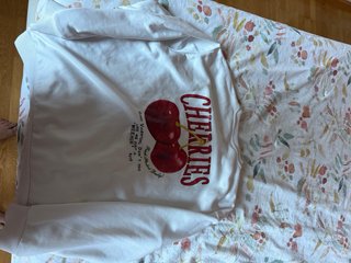 Sudadera blanca con estampado de cerezas