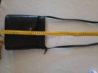 Bolso artesanal negro con asa larga