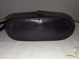 Bolso artesanal negro con asa larga