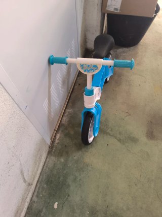 Bicicleta de equilibrio azul