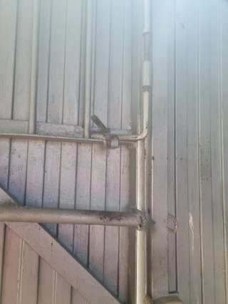 Puerta trasera grande metálica