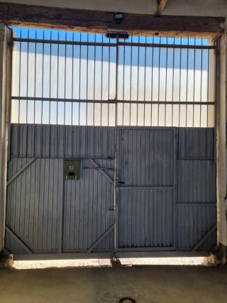 Puerta trasera grande metálica