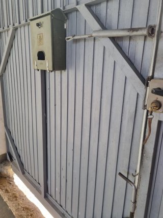 Puerta trasera grande metálica