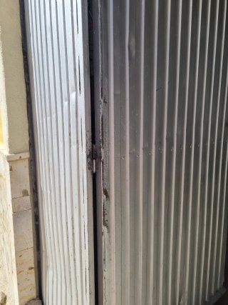 Puerta trasera grande metálica