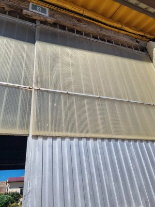Puerta trasera grande metálica