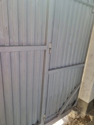 Puerta trasera grande metálica