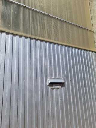 Puerta trasera grande metálica