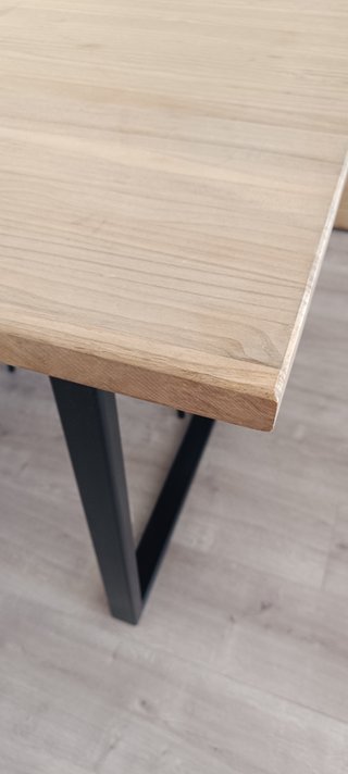 Mesa comedor (140x80 cm) con sillas.