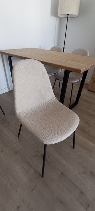 Mesa comedor (140x80 cm) con sillas.