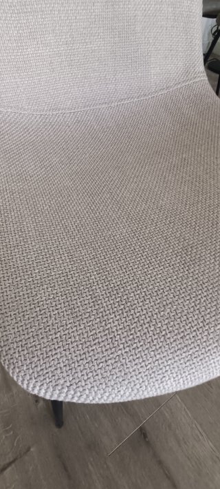 Mesa comedor (140x80 cm) con sillas.