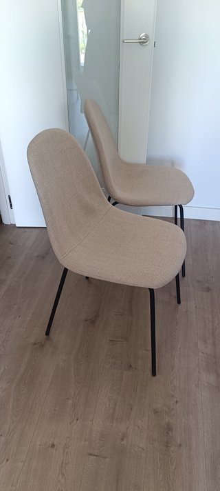 Mesa comedor (140x80 cm) con sillas.