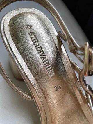 Sandalias doradas Stradivarius Talla 36
