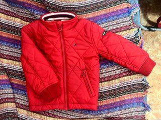Chaqueta Tommy Hilfiger Roja Es de bebe.. 12-18