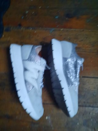 Zapatos de mujer beige y plateados