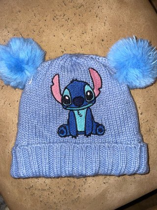 Gorro azul con pompónes y Stitch