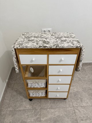 Tabla de planchar con cajones y cestas