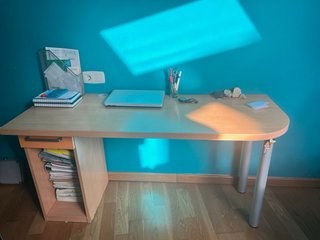 Escritorio con silla de ruedas