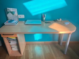 Escritorio con silla de ruedas