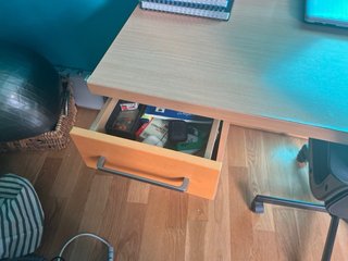 Escritorio con silla de ruedas