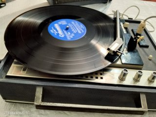 Tocadiscos Dual 410 año de fabricación 1965.