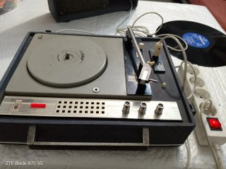 Tocadiscos Dual 410 año de fabricación 1965.
