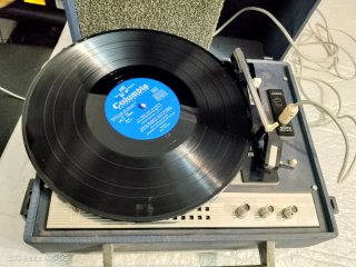 Tocadiscos Dual 410 año de fabricación 1965.