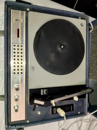 Tocadiscos Dual 410 año de fabricación 1965.