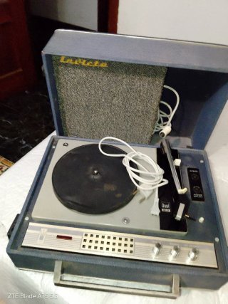 Tocadiscos Dual 410 año de fabricación 1965.