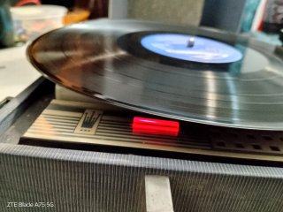 Tocadiscos Dual 410 año de fabricación 1965.