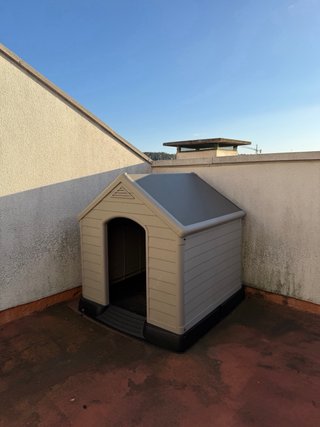 Casa exterior de resina para perros medio/grande