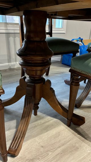 Mesa de comedor y 4 sillas de madera