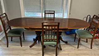 Mesa de comedor y 4 sillas de madera