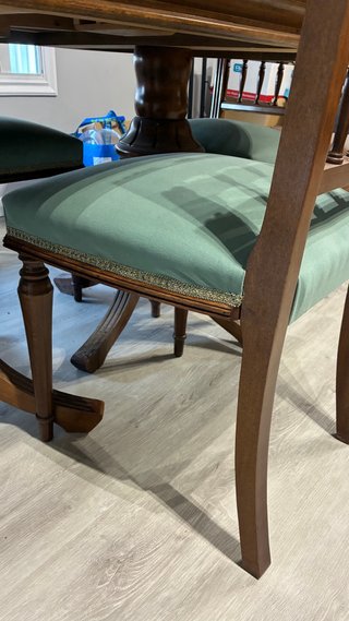 Mesa de comedor y 4 sillas de madera