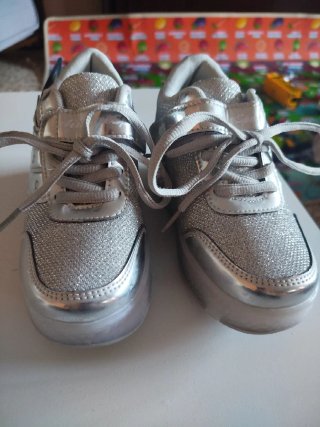 Zapatillas con ruedas y luces TALLA 31