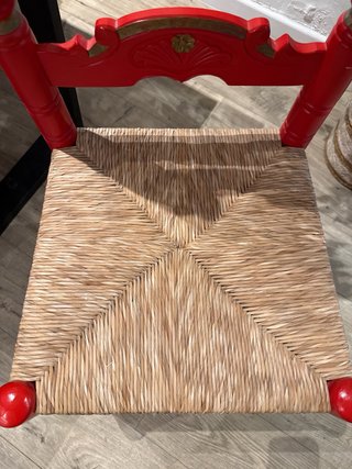 Silla comedor roja con detalles dorados. 4 unidads