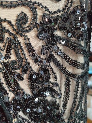 Vestido de fiesta negro con pedrería y lentejuelas