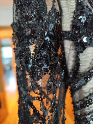 Vestido de fiesta negro con pedrería y lentejuelas