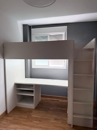 Cama alta Smastad Ikea con escritorio